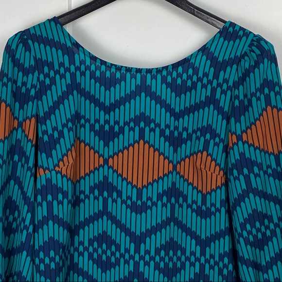 Buttons geometric medium exposed back zip dress - Picture 8 of 8